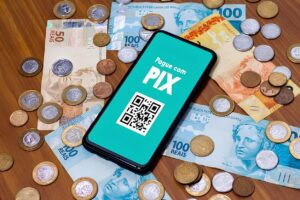 Pix na tela do smartphone com várias moedas ao redor Pix é o novo sistema de pagamento e transferência do governo brasileiro e brasileiro   Foto Premium (1)